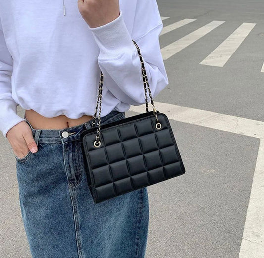 Chain strap shoulder bag in Black